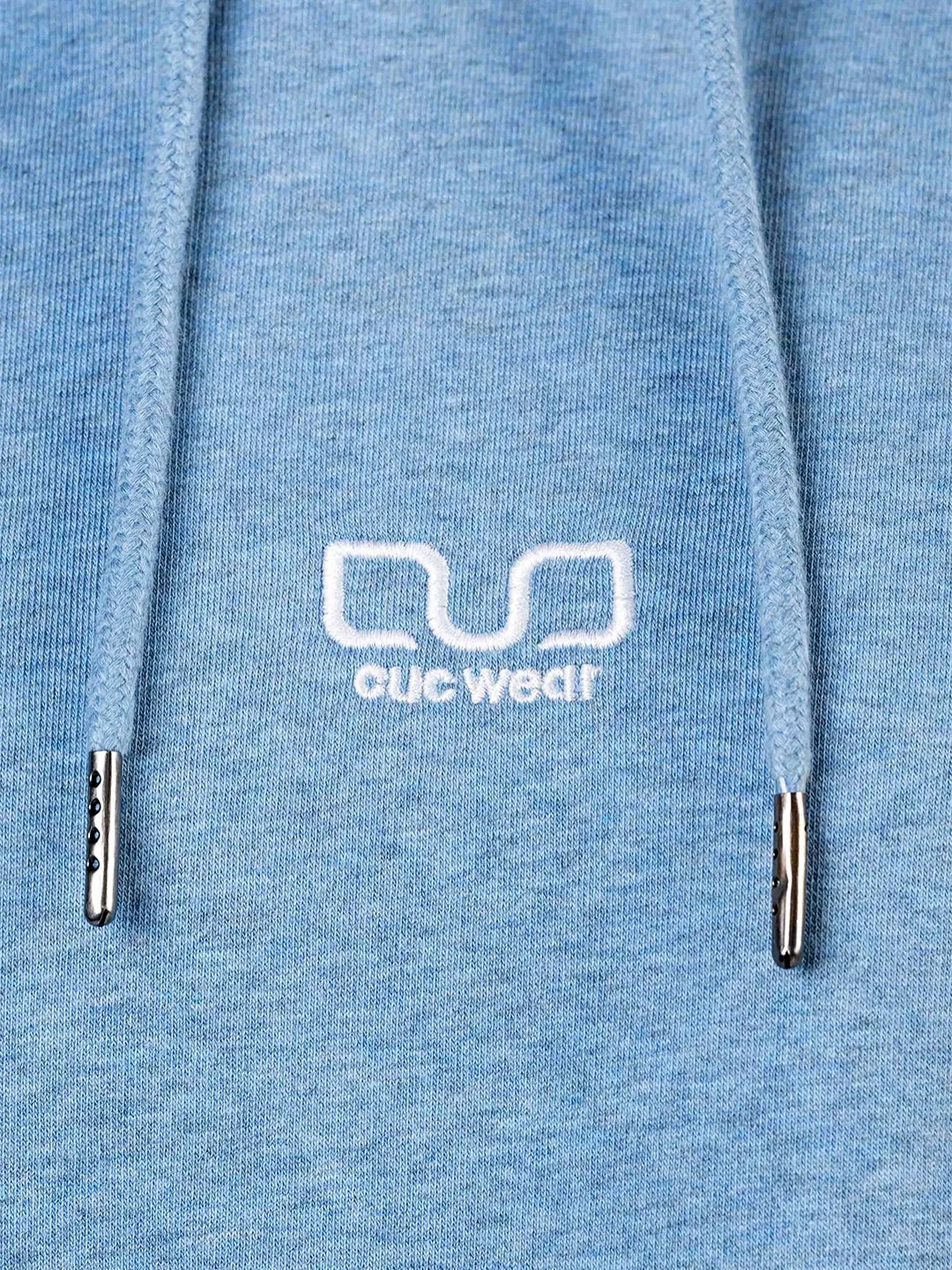 Detalle del bordado cuc wear y del cordón con puntas metálicas en el hoodie Cool Blue