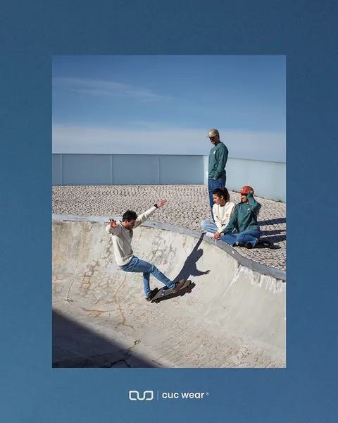 Skater en un bowl de hormigón enmarcado sobre un fondo azul con el logotipo cuc wear