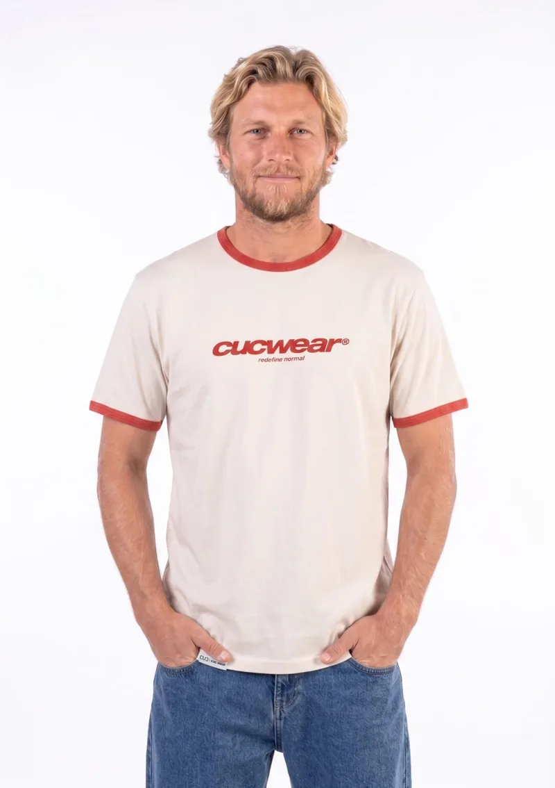 Red Sunset Tee — Camiseta Crudo · ribete rojo